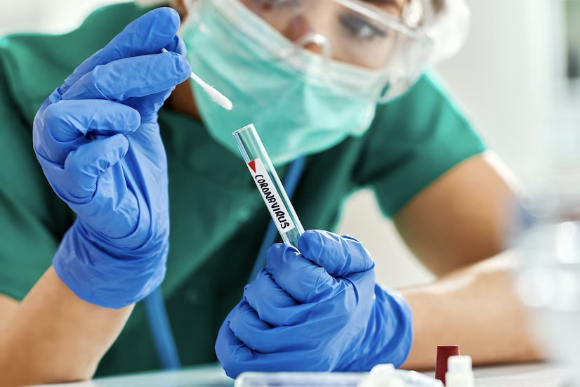 graduacaocloseup de cientista examinando amostra de teste de coronavirus no laboratorio