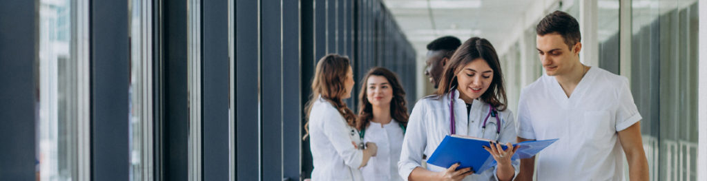 Estudantes em corredor de Hospital